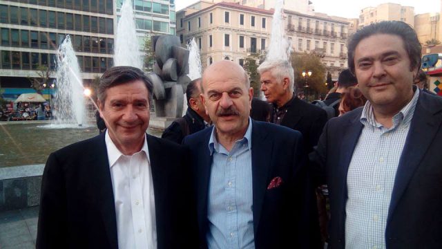 Ο δήμαρχος της Αθήνας Γιώργος Καμίνης με τον Πρόεδρο της FedHATTA Λύσανδρο Τσιλίδη και τον κύριο Παλιούρα μέλος του Δ.Σ.  της Ομοσπονδίας